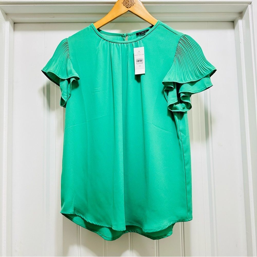 Ann Taylor Kelly Green Flutter Sleeve Blouse Size XS - NEW